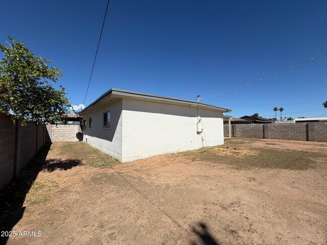 Building Photo - 153 E Hoover Ave