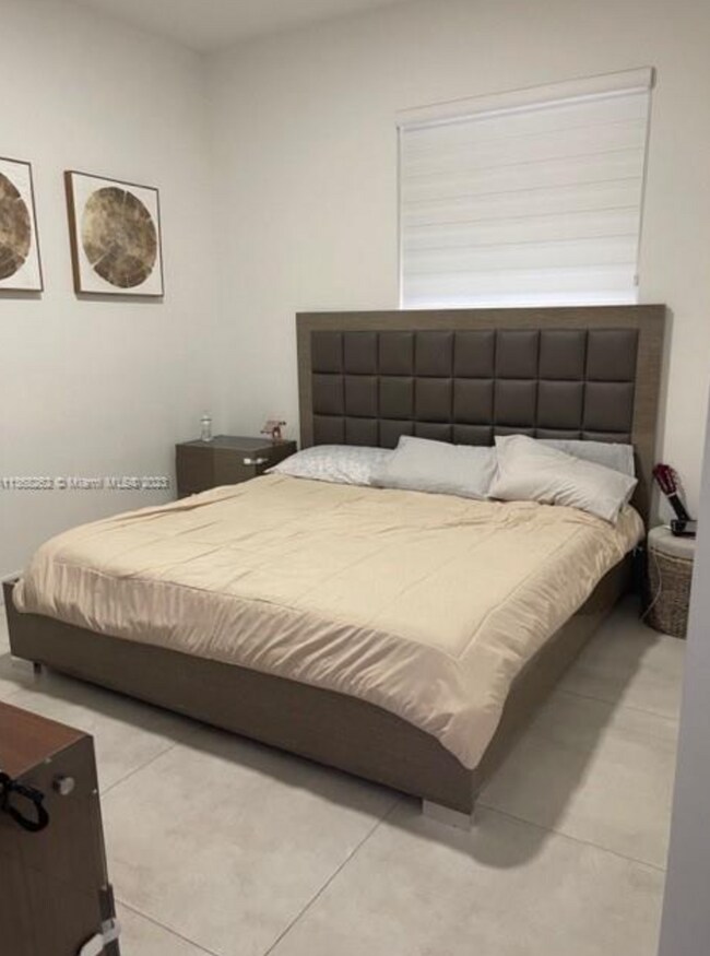 Building Photo - 10045 NW 76th Ter