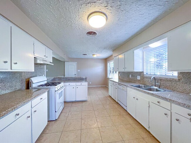 Building Photo - 2815 Monticello Dr