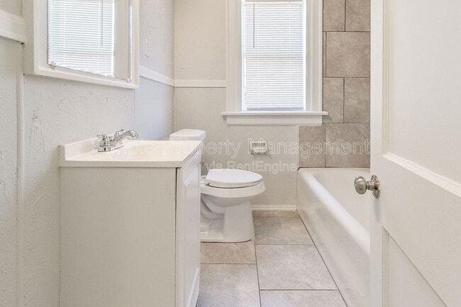 Building Photo - 944 East Dr