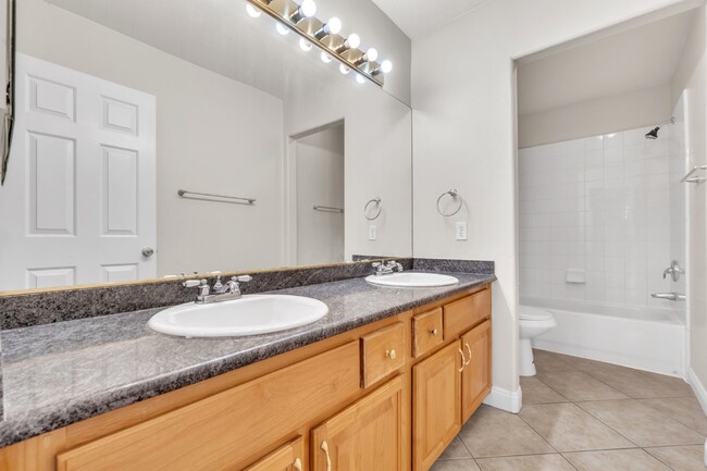 Building Photo - LUXORY 5 BEDROOM 3 1/2 BATH HOME LOCATED I...
