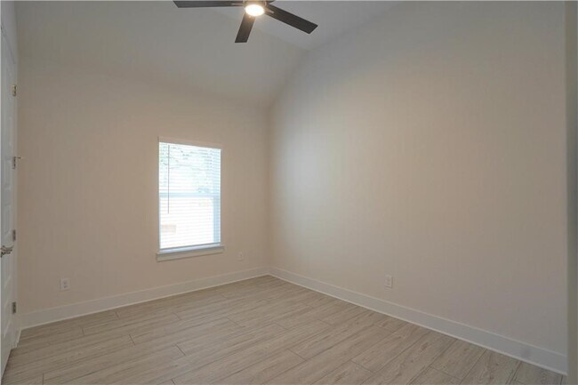 Building Photo - 621 Pinnacle View Dr