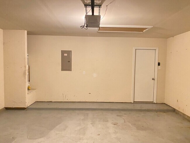 Building Photo - Beautiful 4 bed 2 bath home in White Rock subdivision.