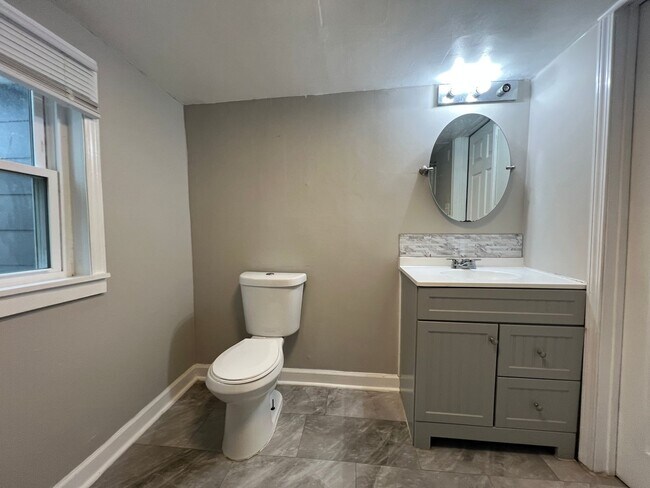 Building Photo - Move-in Ready!