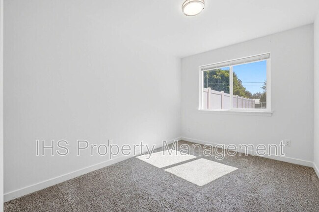 Building Photo - 714 W 13th St