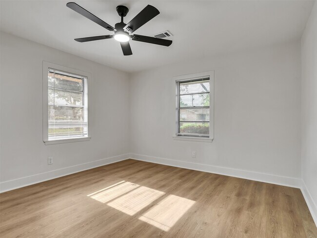 Building Photo - 6026 Diamond Ct