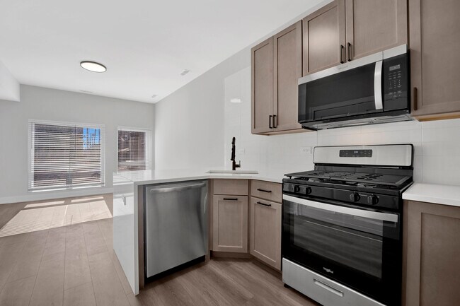 Building Photo - 2142 S Fairfield Ave