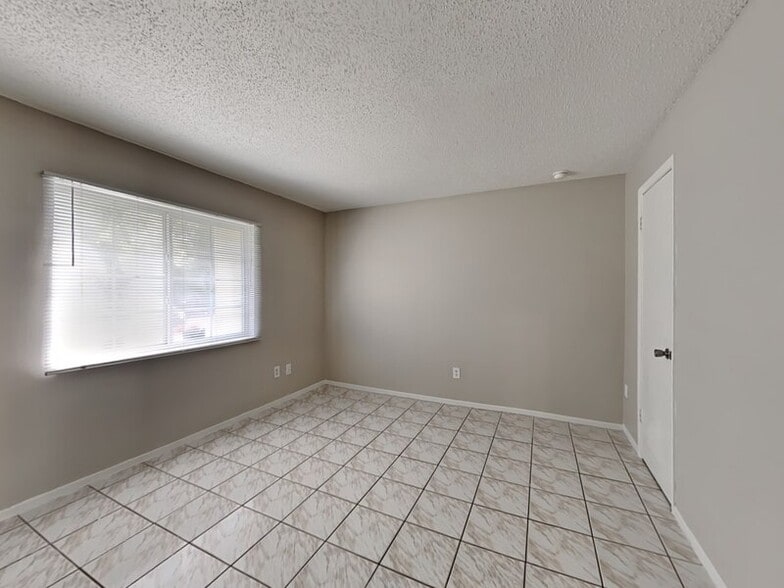 Building Photo - 1921 Truman Rd