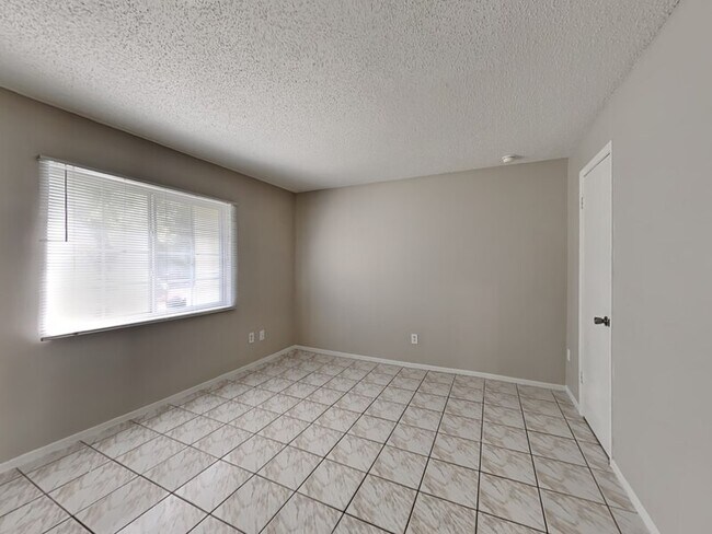 Building Photo - 1921 Truman Rd