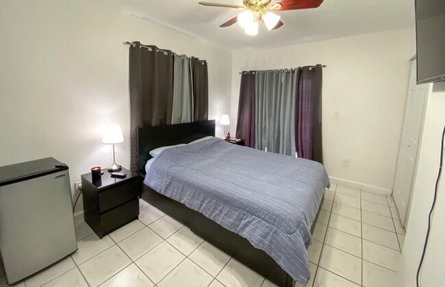 Building Photo - 2221 W 52nd St