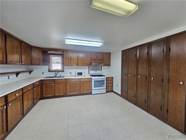 Primary Photo - 1970 Sturgeon Point Rd