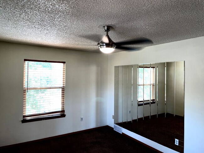 Building Photo - Nice 3 Bedroom Unit Near Everything!!