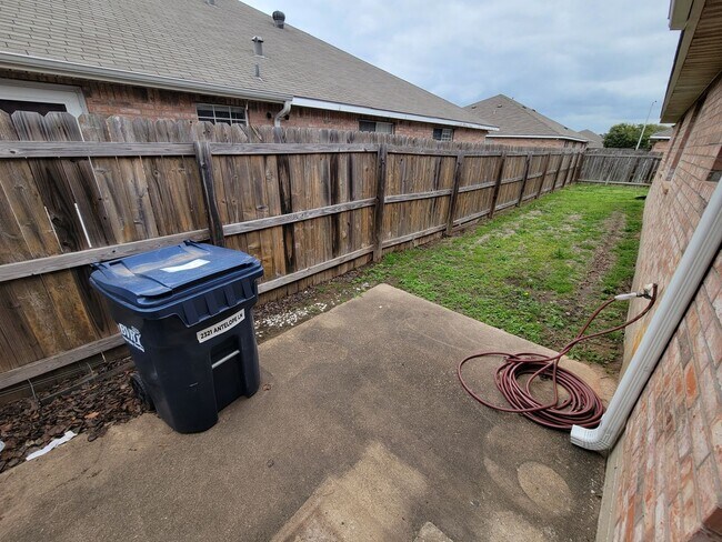 Building Photo - College Station - 3 bedroom / 2 bath duplex with fenced in yard and washer / dryer included