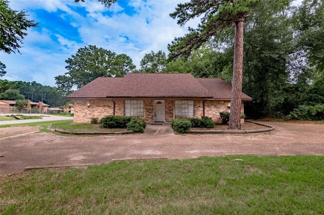 Building Photo - 2800 Lake Rd