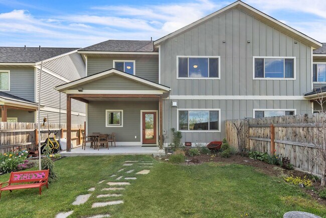 Building Photo - Furnished townhome w/ 2-car garage, backyard & EV charging