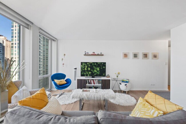 Building Photo - 111 E Chestnut St