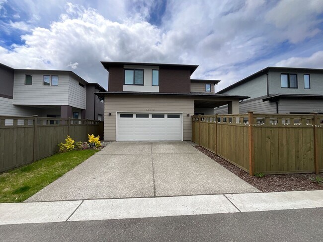 Building Photo - Stunning Black Diamond home-Ten Trails (Pinewood Plan) - Available Early to Mid June