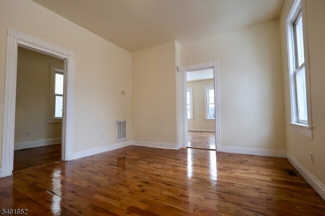 Building Photo - 292 S 8th St