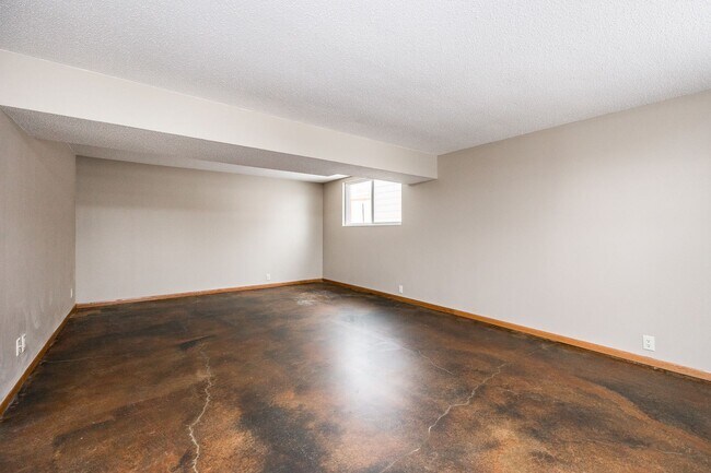 Building Photo - 6507 Laurel Ln NE