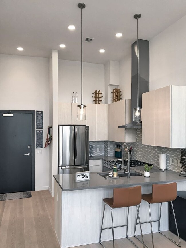 Building Photo - $0 DEPOSIT OPTION. GORGEOUS STUDIO IN 1616 SOUTH AT PLATT PARK