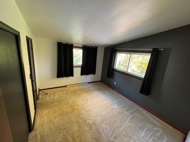Building Photo - Three Bedroom / 1.5 Bathroom House AVAILABLE October