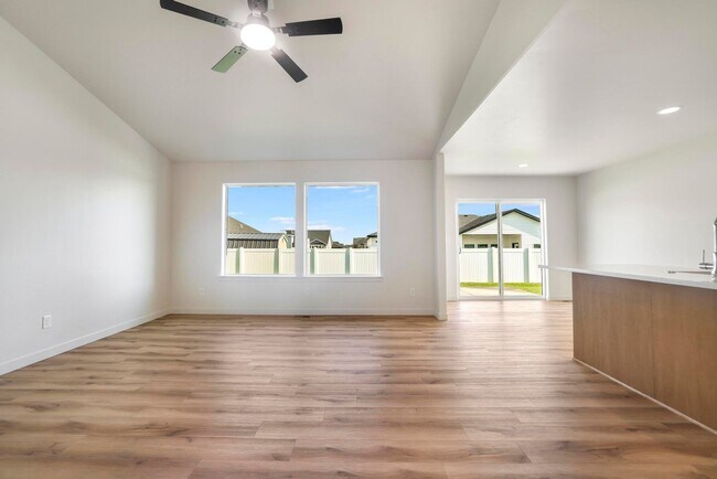 Building Photo - 392 Rock Dove Loop
