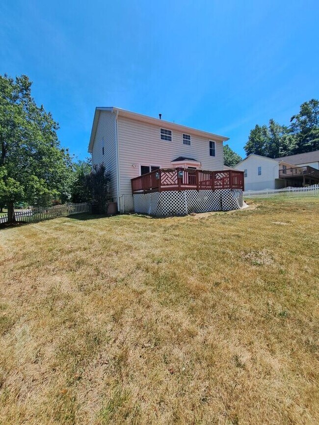 Building Photo - Amazing 4 Bedroom, 4 Bath SFH Corner Lot, ...