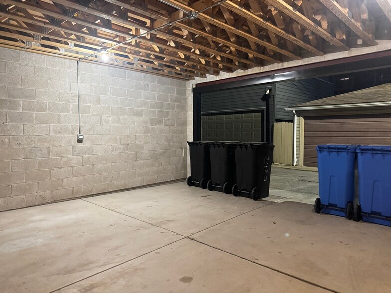 Building Photo - 2425 W Cortez St