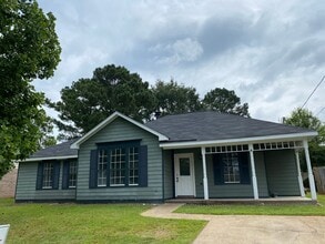Building Photo - 466 West Dr