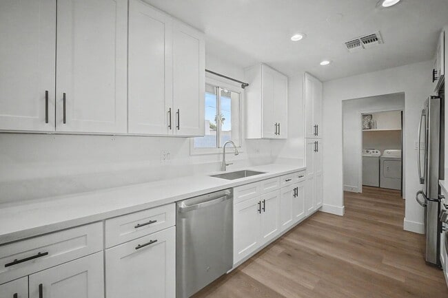 Building Photo - 6 Bed/ 3 Bath with Pool