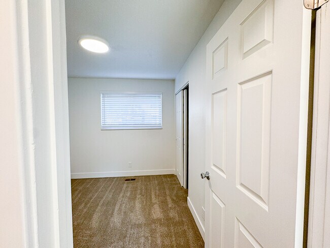 Building Photo - 1340 E Navajo Dr