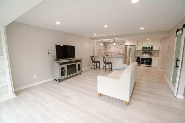 Building Photo - 207 5th Ave SW