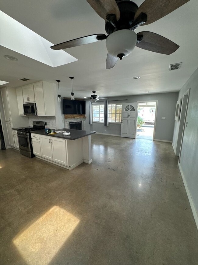 Building Photo - AMAZING INTERIOR 4 BEDROOM / 2 BATHROOM REMODELED HOUSE