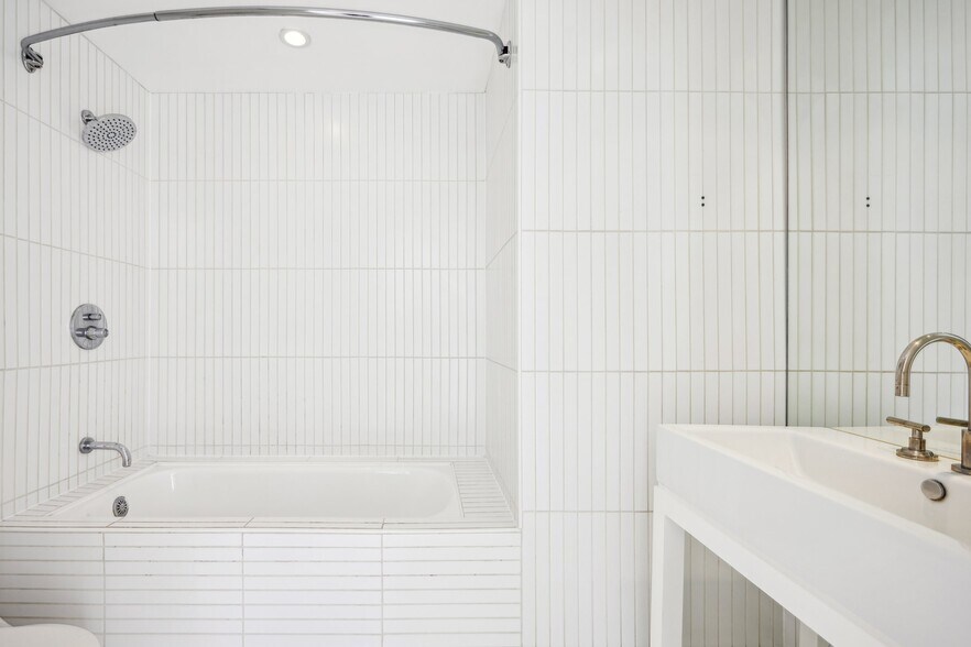 Building Photo - 6253 Hollywood Blvd