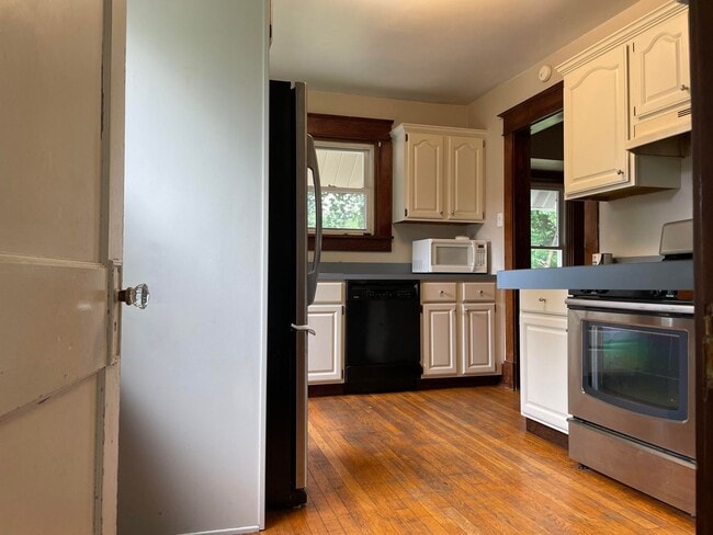 Building Photo - 2 Bedroom 2 Bathroom Single Family Home (B...