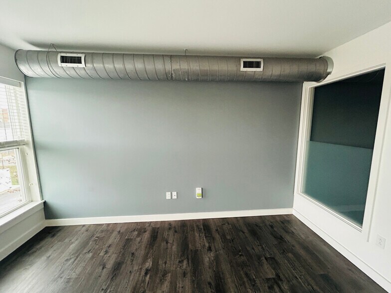 Building Photo - 550 New Holland Ave