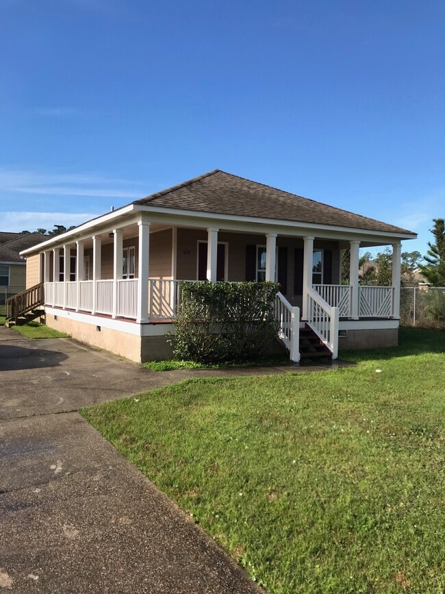 Building Photo - 674 Union St