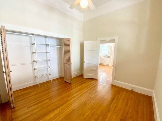 Building Photo - 1BR W/ Large Private Basement Space! HARDWOOD! LAUNDRY ON-SITE!