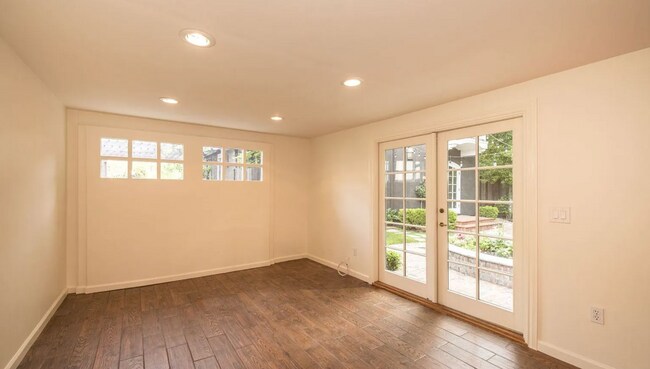 Building Photo - Charming Home w/ Beautifully Landscaped Ya...