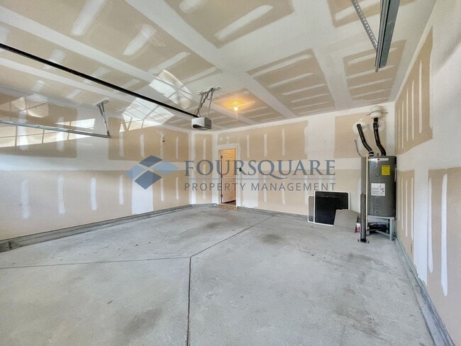 Building Photo - Spacious End-Unit Townhome with 2-Car Garage & Private Patio – Near Beaver Creek & Downtown Apex