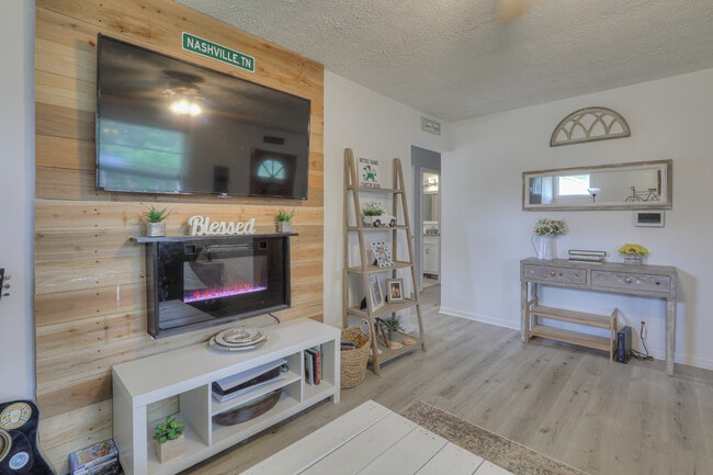 Building Photo - 307 Sunset Trail