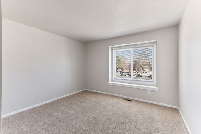 Building Photo - 4 Bedroom 2 Bathroom Large Yard in South West Fort Collins