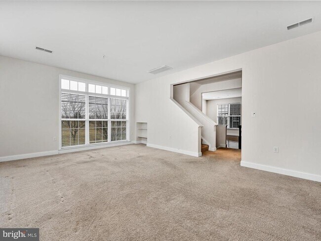 Building Photo - 147 Putnam Way