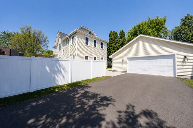 Building Photo - 1414 Xerxes Ave N