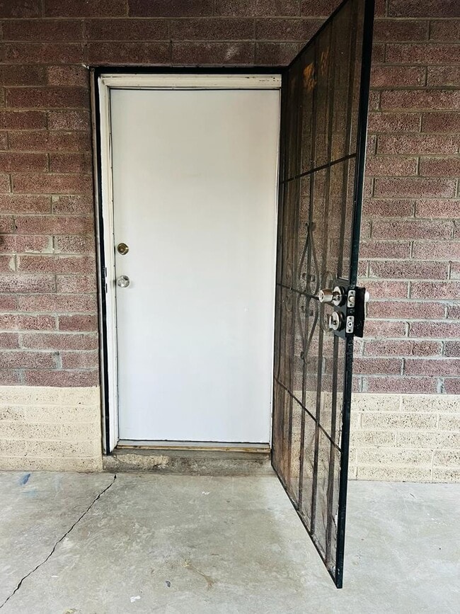 Building Photo - One Bedroom Cottage Available Now