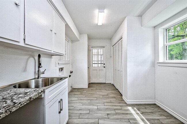 Building Photo - 5319 S Braeswood Blvd