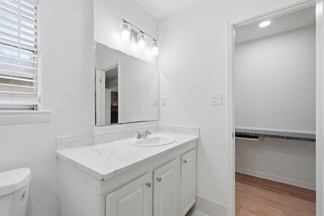 Building Photo - 32 Cascabellas St