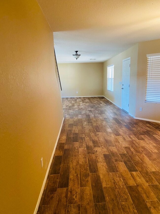 Building Photo - 5 bedroom 3 bath Remolded home Ready to move in!