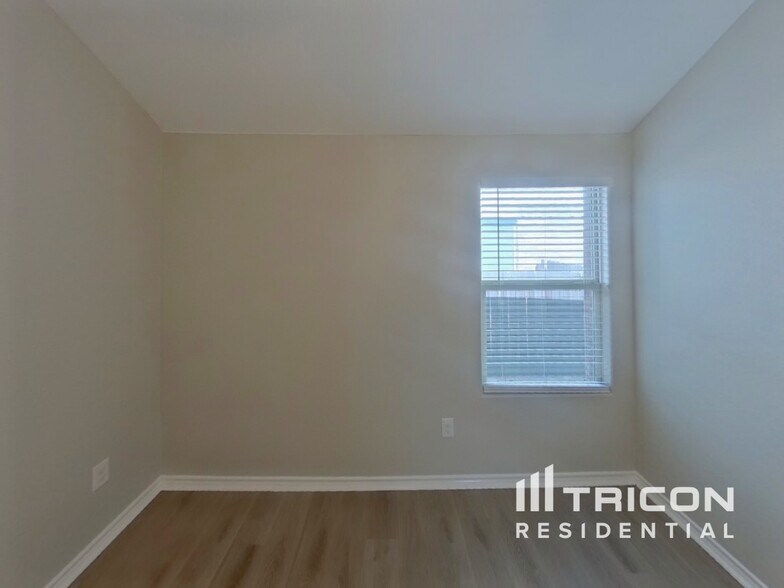 Building Photo - 2445 Carolina Dr