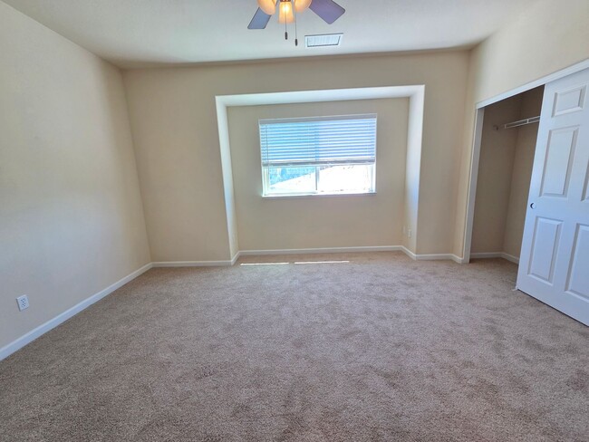 Building Photo - 2 Bedroom 2.5 Bath Close to UNR!